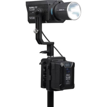 Nanlite BT-BG-XLR4II - uchwyt V-Mount w użyciu